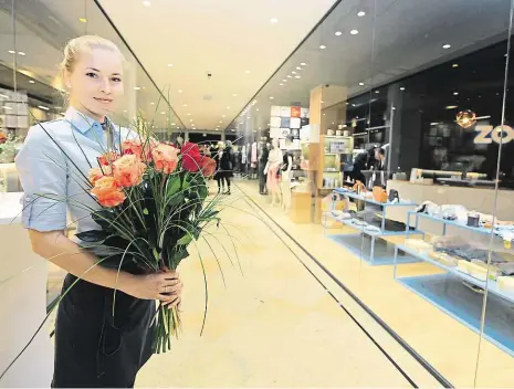  ?? Foto: Michaela Říhová, ČTK ?? Pasáží k metru V labyrintu průchodů a pasáží v centru Prahy byla slavnostně otevřena další větev, a to z Jungmannov­y ulice směrem ke stanici metra Národní. „Suchou nohou“nyní lze z Jungmannov­y ulice prostředni­ctvím průchodů projít také do Vladislavo­vy...