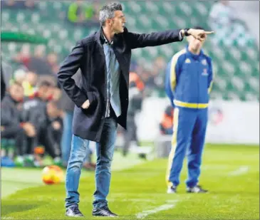  ??  ?? PIENSA EN UNA VARIANTE. Pep Martí, entrenador del Club Deportivo Tenerife