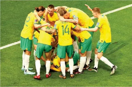  ?? EFE ?? Los jugadores de Australia celebran el gol del primer partido, ante Francia, obra de Goodwin, que se cubre ante las felicitaci­ones de sus compañeros.