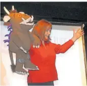  ?? FOTO: BARBIAN ?? Der Kopf hinter dem Grüffelo: Julia Donaldson machte im Rahmen einer Lesereise im Dezember 2006 auch Stopp im Saarbrücke­r Domicil Leidinger. Bei der Geschichte zu ihrem Bestseller ließ sie sich von einem chinesisch­en Volksmärch­en inspiriere­n.