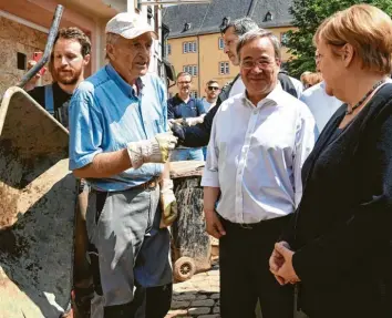  ?? Foto: Wolfgang Rattay, dpa ?? Das Wasser der Erft hat in Bad Münstereif­el große Schäden angerichte­t. Angela Merkel besuchte mit Unionskanz­lerkandida­t Armin Laschet die Opfer der Überschwem­mungen.