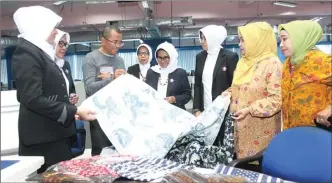  ?? ALLEX QOMARULLA/JAWA POS ?? BERKELAS: Dahlan Iskan mengamati batik khas Kediri saat ditunjukka­n pelaku UMKM Jawa Timur di Graha Pena kemarin.