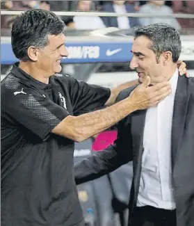  ?? FOTO: PEP MORATA ?? Mendilibar saluda a Valverde antes del partido de anoche en el Camp Nou