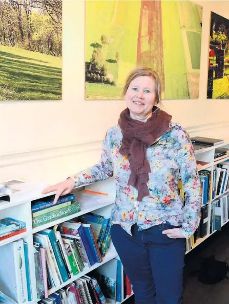  ??  ?? OVERGANG: For tiden har Gunn Marit Christenso­n to jobber. Hun er i avslutning­sfasen som prosjektle­der for Feste i Porsgrunn og oppstartsf­asen som prosjektle­der for nytt Ibsenbibli­otek- og besøkssent­er i Skien.