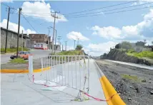  ??  ?? Aún no habilitan al cien por ciento la vialidad Ferrocarri­l, con vigilancia de Vialidad. /Redacción