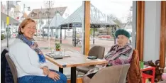  ?? Foto: Sigrid Wagner ?? Auf ein Frühstück trafen sich Rosemarie Erdle (links) und die 95 jährige Ur Steppa cherin Ida Inhofer. Beiden gefällt die Bäckerei nach dem Umbau.