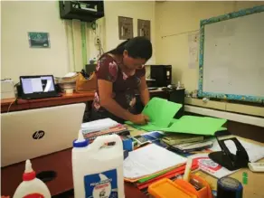  ?? CorTESÍA ?? Teresa Baltodano, de la Escuela Chase, en Limón, organiza material para enviar a los alumnos y que trabajen en casa.