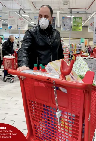  ??  ?? La paura
Anche in città è corsa alle mascherine e i supermerca­ti sono stati svuotati dai clienti