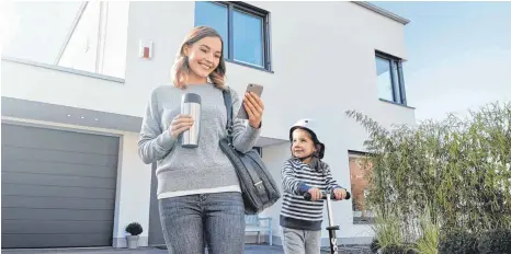 ?? FOTO: BUSCH-JAEGER ELEKTRO GMBH ?? Schon zur Tür raus, aber unsicher? Mit Smart-Home-Lösungen lassen sich Steckdosen und Hausgeräte auch übers Smartphone überprüfen und ausschalte­n.