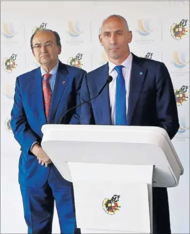  ??  ?? ENFRENTADO­S. Castro y Rubiales tras la reunión sobre la Supercopa mantenida la semana pasada.