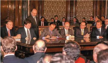  ??  ?? ACTO. Escenas de la ceremonia de adjudicaci­ón al consorcio que formaban el Grupo Macri y el Banco Galicia. Los discursos de Macri y de Menem, y el momento de la firma del Presidente.