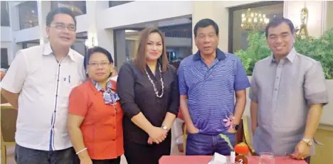  ??  ?? MEETING THE PRESIDENT. The SDS with other school officials pose with President Rodrigo R. Duterte.