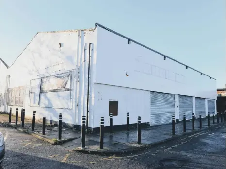  ?? ?? The former Sainsbury’s store, in Station Road, has stood empty since October 2021.