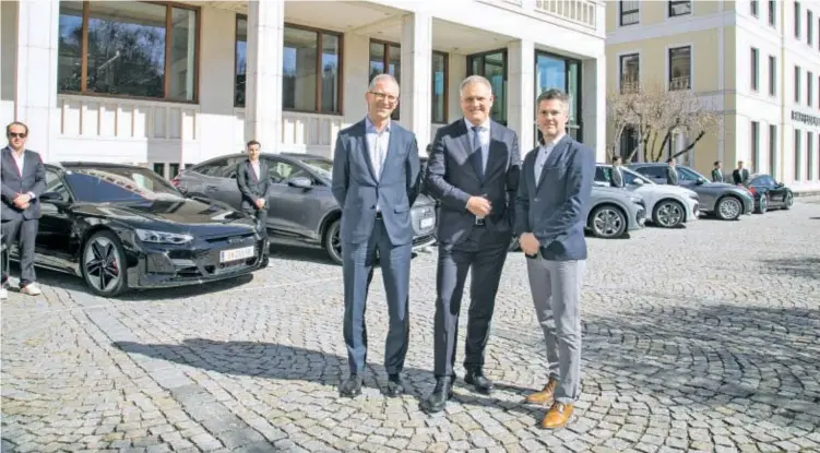  ?? ?? Starkes Team (v. l.): Johannes Santner (Geschäftsf­ührer Porsche Salzburg), Peter Mayr (Geschäftsf­ührer Raiffeisen Immobilien Salzburg) und Bernd Ellmauer (Leiter immo.SN).