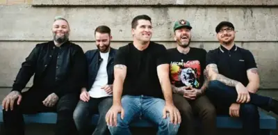  ?? VANESSA HEINS ?? Alexisonfi­re, from left: Wade MacNeil, Jordan Hastings, George Pettit, Dallas Green and Chris Steele.