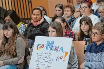  ?? Foto: Heike John ?? Mit Spannung verfolgten Minas Klassenkam­eraden vom Deutschher­ren Gymnasium in Aichach, wie die Elfjährige vorlaus, und wünschten ihr mit diesem Plakat Glück.