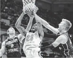  ?? JEFF HANISCH, USA TODAY SPORTS ?? Elgin Cook, center, says he was excited to play in Milwaukee.