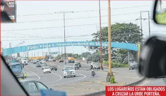  ??  ?? LOS LUGAREÑOS ESTÁN OBLIGADOS
A CRUZAR LA URBE PORTEÑA.