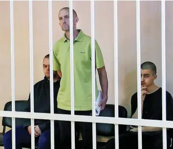  ?? REU ?? In Donezk verurteilt: Die Briten Aiden Aslin und Shaun Pinner und der Marokkaner Saaudun Brahim.