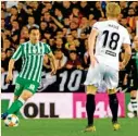  ??  ?? Andrés Guardado conduce el balón en la mediacanch­a, ante el Valencia.