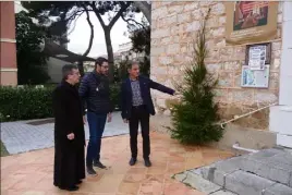  ?? (Photo J.-M. D.) ?? De gauche à droite : l’abbé André Siekiera, curé de la paroisse, Damien Henry, adjoint à l’urbanisme et au tourisme, et Alain Briant, directeur des services techniques lors d’une visite de chantier.