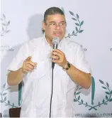  ?? FE ?? Francisco Camacho agradece la distinción recibida por el Pabellón de la Fama.