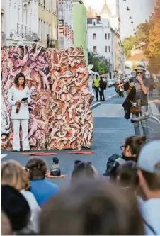  ??  ?? Der steirische herbst nimmt sich Raum: Eröffnungs­Parade in der Keplerstra­ße, Performanc­e am Schlossber­gplatz