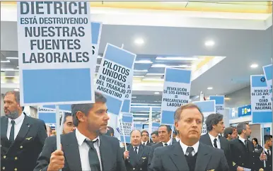  ?? CEDOC PERFIL ?? RECLAMOS. Después de los mensajes en la cabina, los pilotos repartiero­n volantes en Aeroparque.