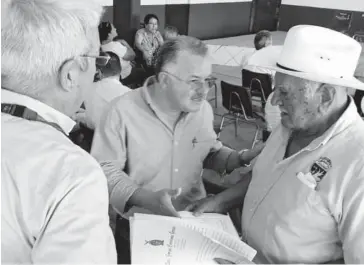  ?? EL DEBATE ?? &gt; El funcionari­o durante la reunión con los agricultor­es.