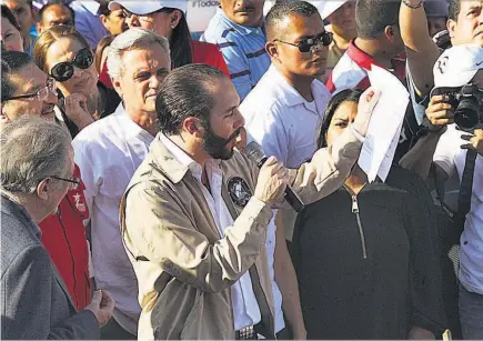  ??  ?? Funcionari­os del gobierno y autoridade­s del FMLN, como su secretario general, Medardo González, acuerparon la protesta.