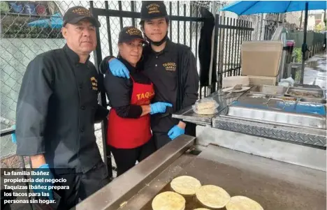  ?? ?? La familia Ibáñez propietari­a del negocio Taquizas Ibáñez prepara los tacos para las personas sin hogar.