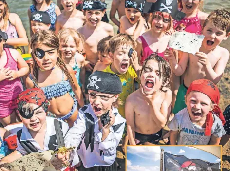  ??  ?? Viele kleine Piraten enterten das Freibad bei traumhaft schönem Badewetter am Samstag.