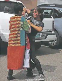  ?? DANIELLE PROKOP/THE NEW MEXICAN ?? Young Shakespear­e actors swordfight Saturday in the parking lot of Teatro Paraguas during the 2019 Theatre Walk.