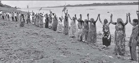  ?? HT FILE/MUJEEB FARUQUI ?? Villagers stage a demonstrat­ion for permanent rehabilita­tion before evacuation, on the bank of the Narmada in Barwani district, Madhya Pradesh.