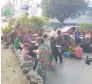  ?? ?? Entre los migrantes que pernoctaro­n en el puente había niños.