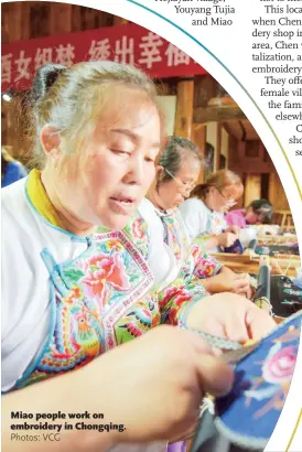  ?? Photos: VCG ?? Miao people work on embroidery in Chongqing.