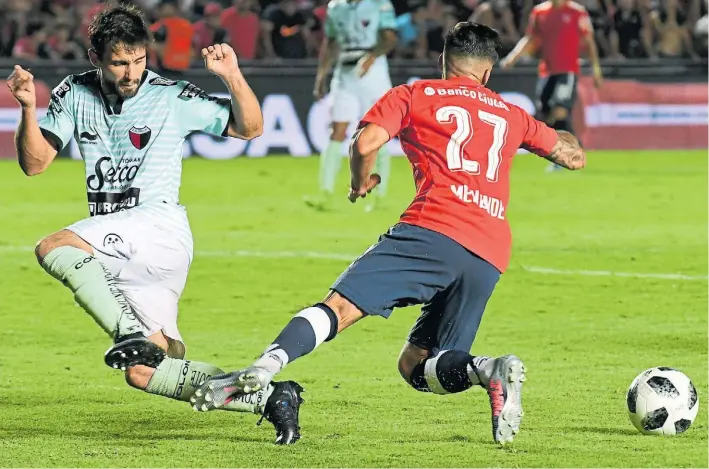  ?? J. ALMEIDA ?? La jugada. Lucas Ceballos ya tocó al debutante Jonathan Menéndez y Fernando Echenique sancionará el penal correspond­iente. Leandro Fernández lo transforma­rá en gol.