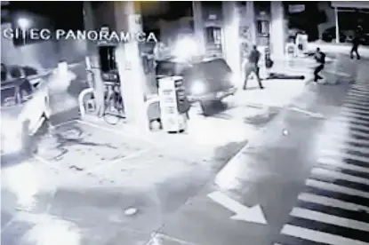  ??  ?? Video de una cámara de seguridad en el que se aprecia a dos hombres disparando.