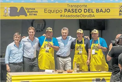  ??  ?? CAPITAL Y EL CONURBANO NO SE SUMAN HOY POR EL CLIMA Superclási­co. Macri pidió que los hinchas de Boca y Ríver muestren “nuestra madurez como sociedad para poder disfrutar en paz”. Fue en la elección del mejor asador de obra, junto al vice porteño, Diego Santilli.