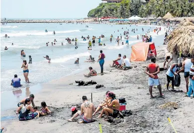  ?? CÉSAR BOLÍVAR ?? Las playas de Pradomar fueron las que más afluencia de turistas tuvieron durante la mañana del domingo.