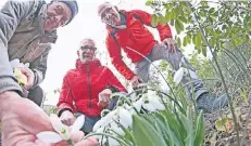  ?? RP-FOTO: JÖRG KNAPPE ?? Schneeglöc­kchen und andere Frühblüher lockten am Wochenende diese drei Herren und rund 5000 weitere Besucher nach Nettetal.