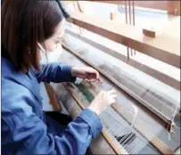  ?? ?? A restorer demonstrat­es the kesi (traditiona­l weaving) technique.