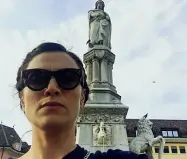  ??  ?? In città Alessandro Gassmann, Gigi Proietti, Anna Foglietta, Rocco Papaleo, Marco Zitelli e Matilda De Angelis. Sotto Gassmann si scatta un selfie con un paesaggio bolzanino e Foglietta in piazza Walther