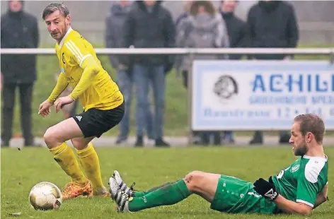  ?? FOTO: LINDEKAMP ?? Michal Szczepinsk­i (links) ist zwar leicht angeschlag­en, doch der Routinier wird vermutlich gegen den SC 26 Bocholt auflaufen.