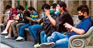  ?? ?? LUNES NEGRO. Tras sufrir la caída de redes sociales el lunes, los ciudadanos regresaron a usar sus teléfonos celulares con diversos fines.