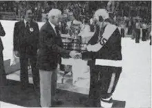  ?? PETERBOROU­GH EXAMINER FILE PHOTO ?? Peterborou­gh Petes captain Chris Halyk receives the Memorial Cup in 1979 in Verdun, Que.