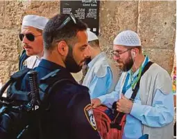  ??  ?? Polis Israel memeriksa jemaah sebelum masuk Al-aqsa.