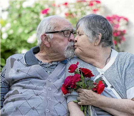  ?? DOUG FIELD/STUFF ?? Adrian and Val Davison share a kiss for Valentines Day, with red roses very much in the frame.