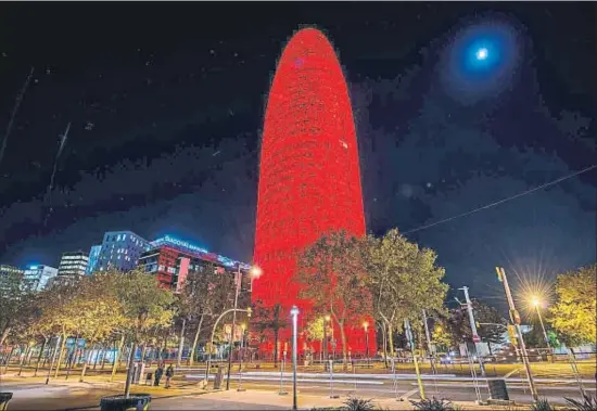  ?? ARCHIVO ?? La torre Agbar de Glòries, iluminada con los colores de Virgin Hotels, el pasado 10 de noviembre