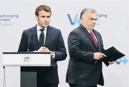  ?? BERNADETT SZABO / REUTERS ?? Emmanuel Macron, ahir amb Viktor Orbán: a Budapest, el president francès també camina en totes direccions